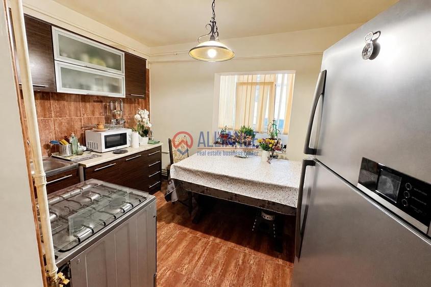 Apartament cu 3 camere decomandat în Casa de Cultură