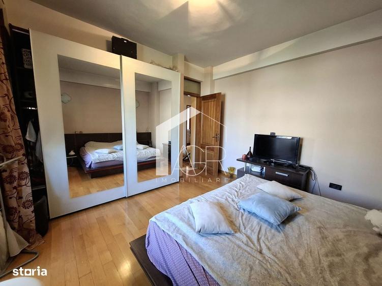 Apartament cu 4 camere decomandat în Democrației