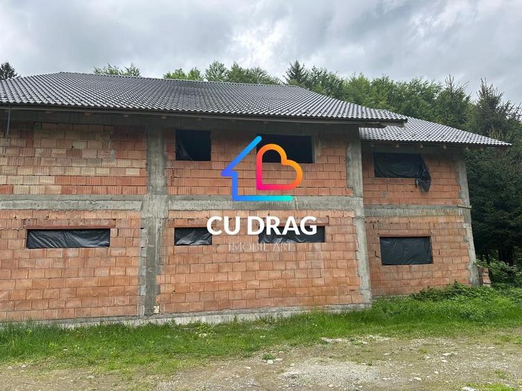 Casă individuală cu 22 camere cu Canalizare în Periferie
