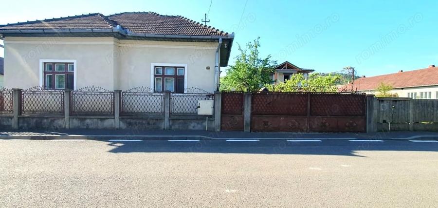 Casă cu 3 camere cu Teren 2568 Mp în Luna