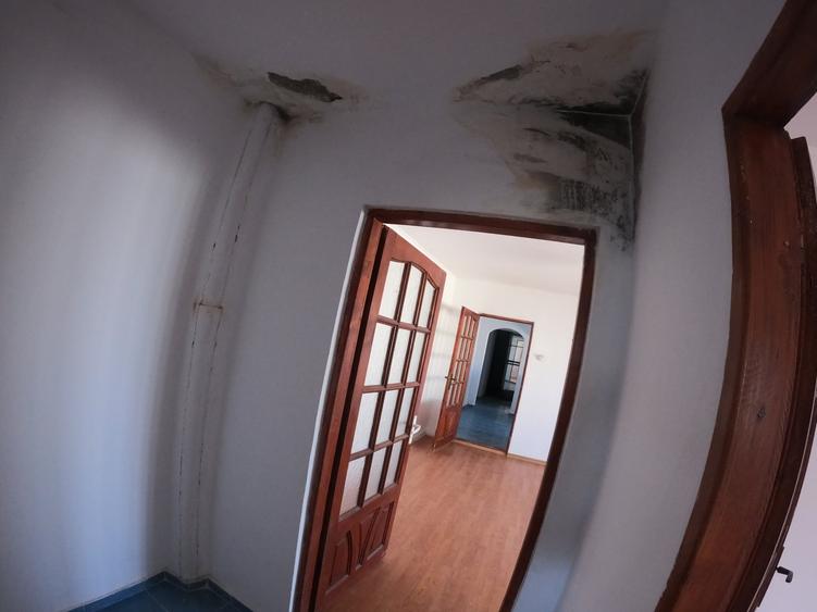 Apartament cu 3 camere semidecomandat în Tineretului