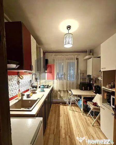 Apartament cu 3 camere semidecomandat în Rahova