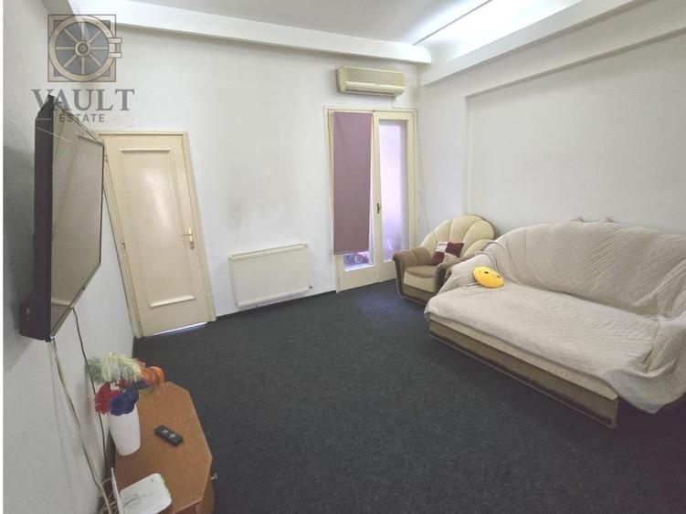 Apartament cu 4 camere semidecomandat, mobilat în P-ța Victoriei