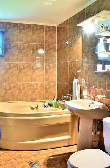 Casă individuală cu 6 camere cu Teren 3374 Mp în Vulcana-Pandele