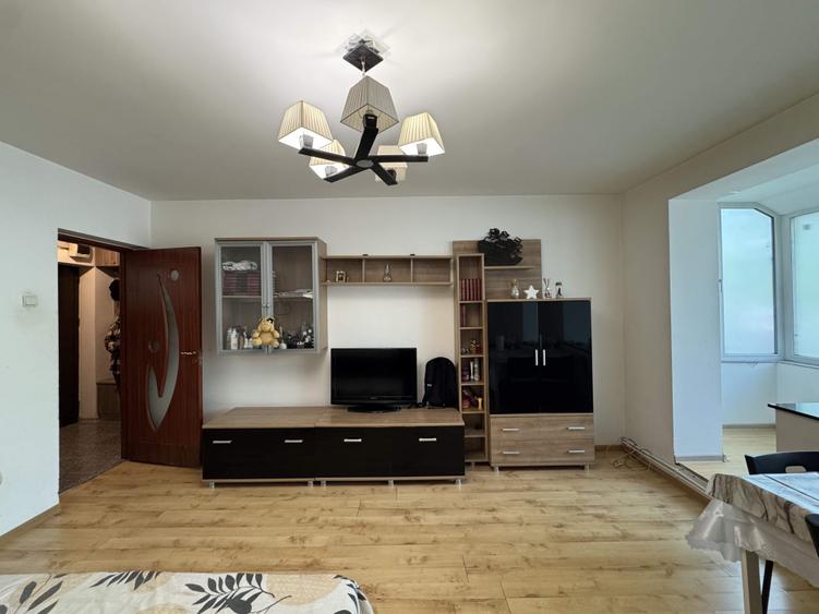 Apartament cu 3 camere semidecomandat în Central