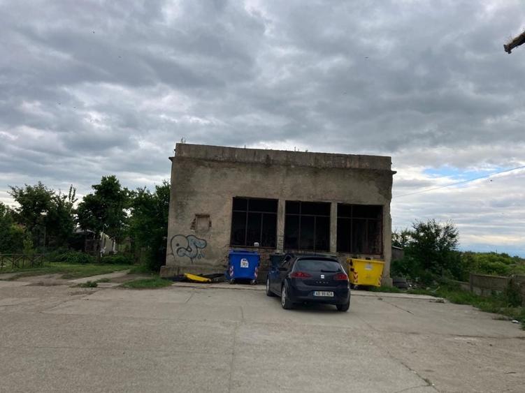 Spațiu comercial, de 912 mp, în Teiu