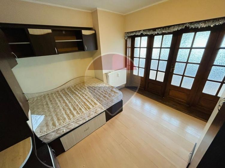 Apartament cu 4 camere decomandat în Central