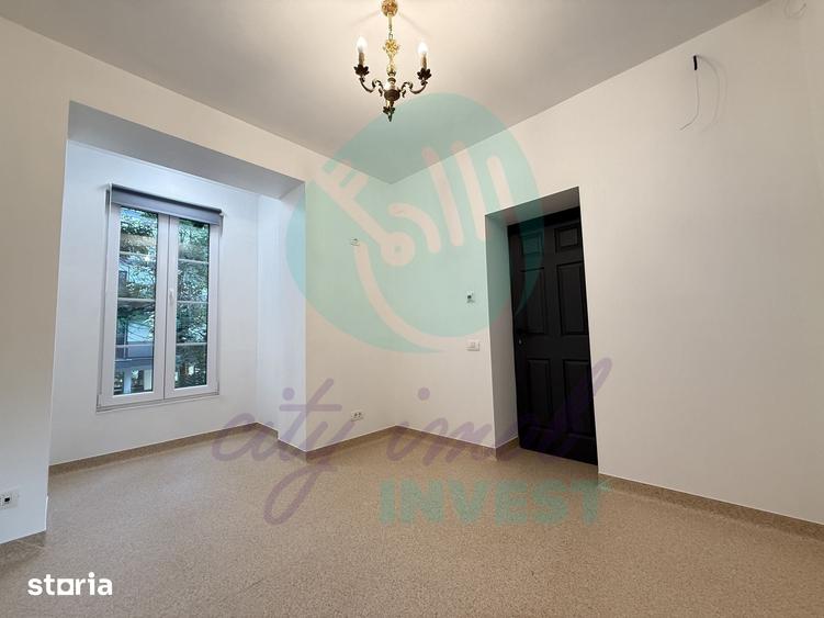 Casă cu 10 camere cu Teren 215 Mp în Tei