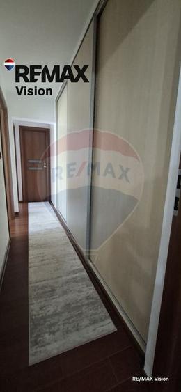 Apartament cu 3 camere semidecomandat în Rovine