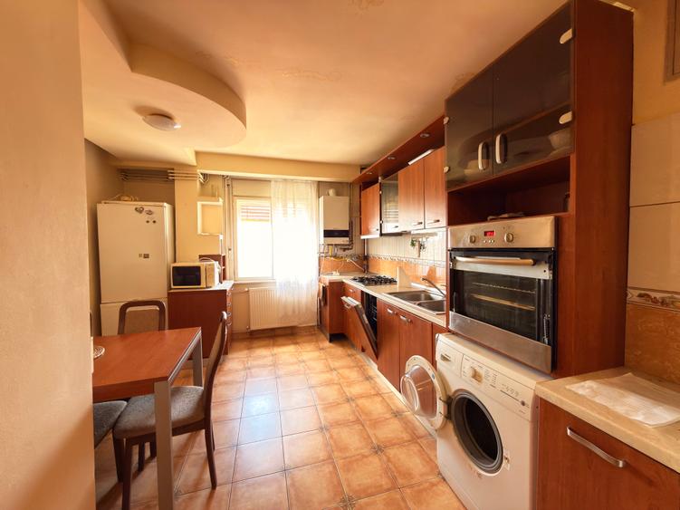 Apartament cu 3 camere semidecomandat în Complex Studențesc