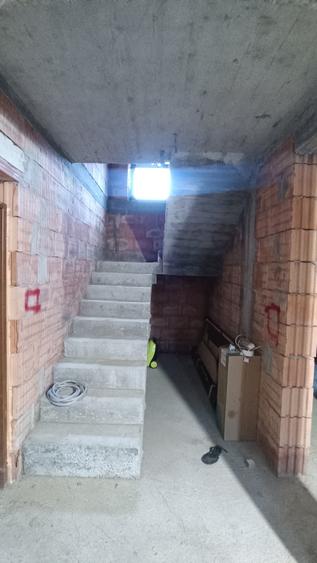 Casă individuală cu 5 camere cu Canalizare în Măgura