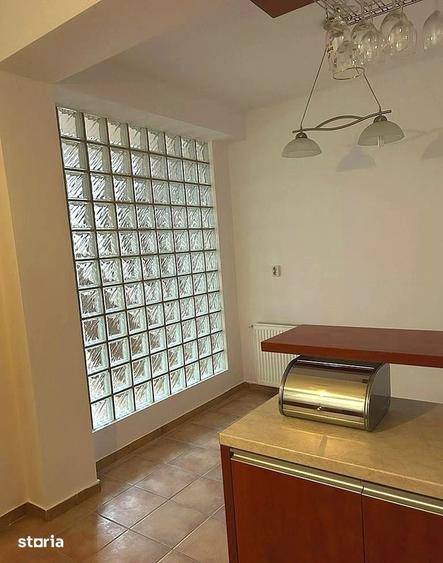 Casă cu 8 camere cu Teren 250 Mp în Tei