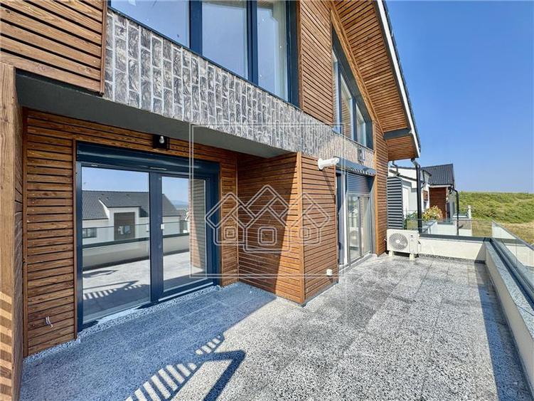 Penthouse cu 3 camere semidecomandat în Exterior Vest