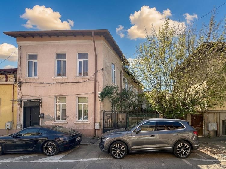 Apartament cu 3 camere semidecomandat, mobilat în Armeneasca