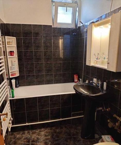 Apartament cu 3 camere semidecomandat în Abator