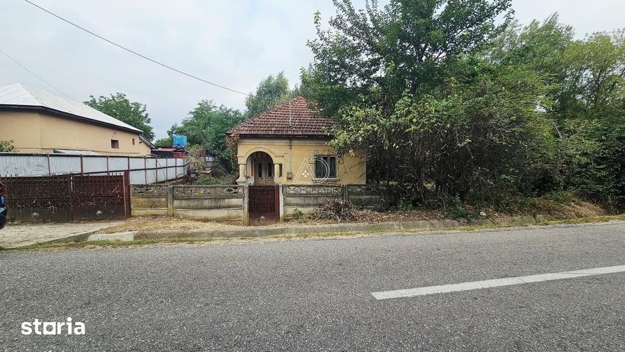Casă cu 2 camere cu Teren 5700 Mp în Central