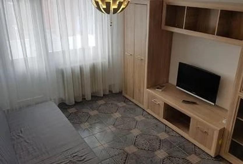 Garsonieră decomandată în Titan