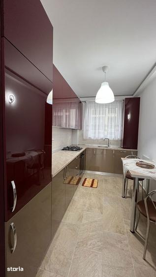 Apartament cu 3 camere semidecomandat, mobilat în Tei