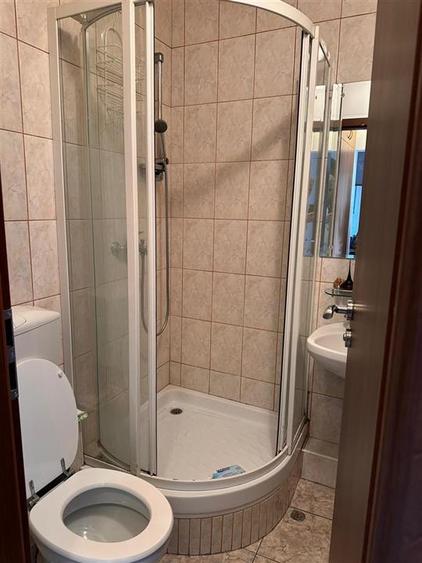 Apartament cu 4 camere semidecomandat în Berceni
