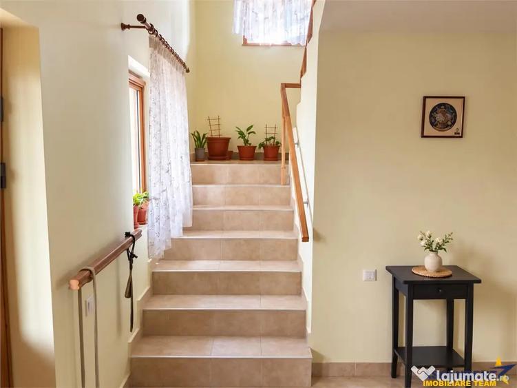 Casă cu 5 camere cu Teren 650 Mp în Noua