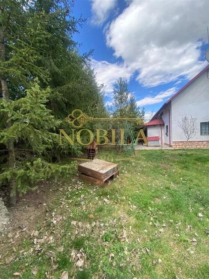 Casă cu 10 camere cu Teren 1332 Mp în Mănăstirea Cașin