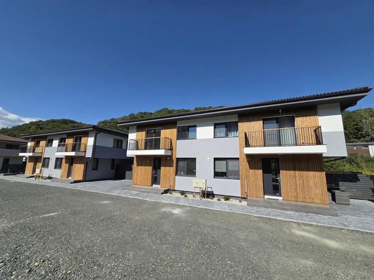 Duplex cu 4 camere cu Canalizare în Florești