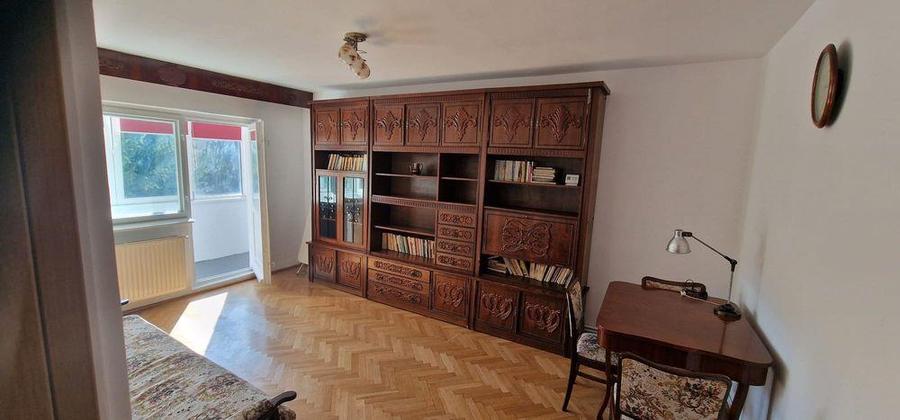 Apartament cu 4 camere decomandat, mobilat în Calea București