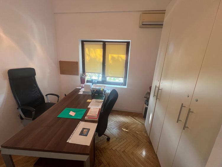Apartament cu 4 camere decomandat în Capitale