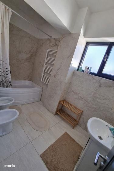 Se ofera spre vanzare apartament spatios cu 3 camere, loc de parcare - 10