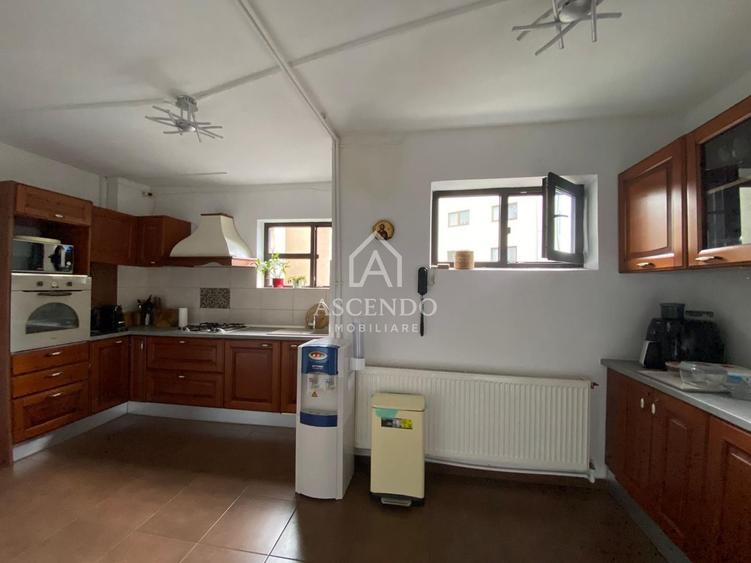 Apartament cu 6 camere decomandat, mobilat în Arcul de Triumf