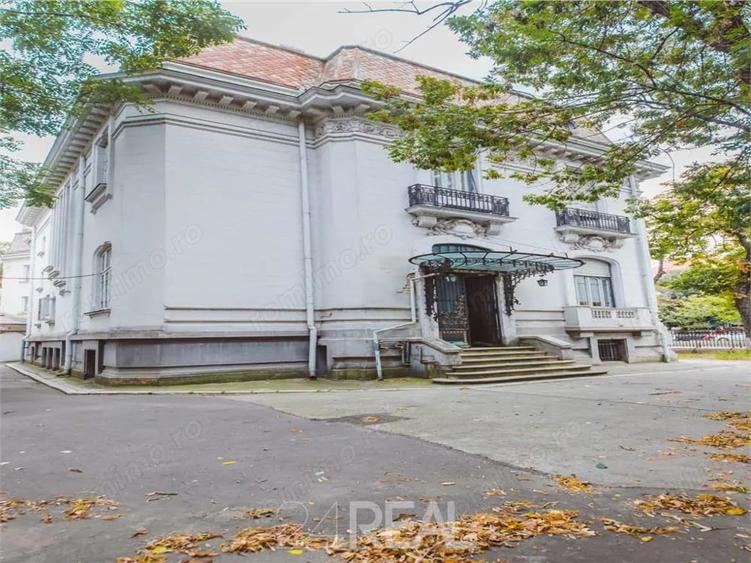 Casă cu 16 camere în Romană