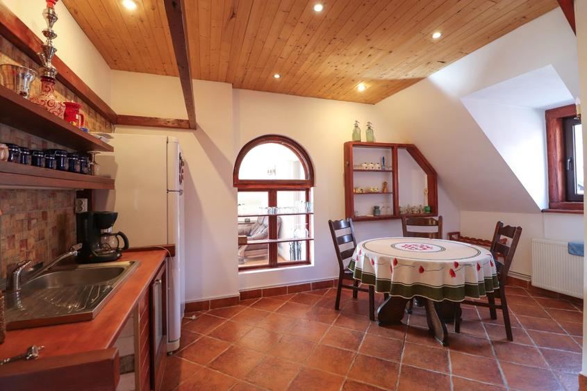 Apartament cu 6 camere decomandat în Furnica