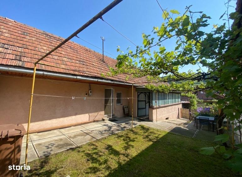 Casă cu 4 camere semidecomandat în Central