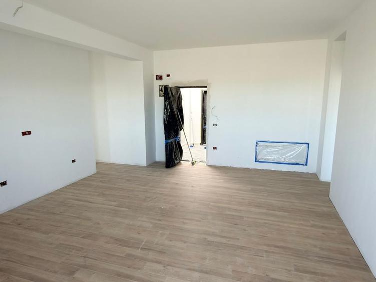 Apartament cu 3 camere semidecomandat în Torontalului