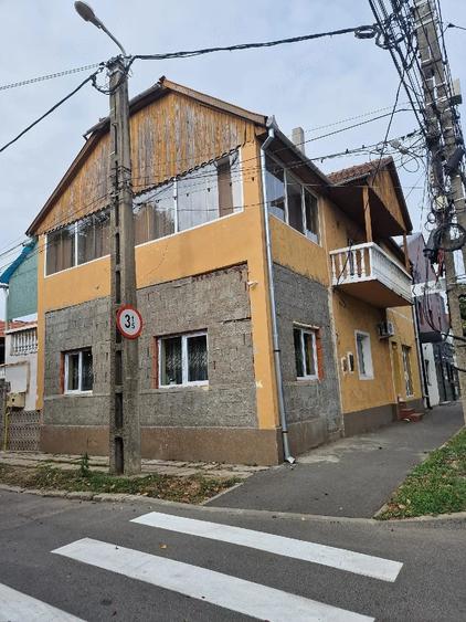 Casă cu 6 camere cu Teren 223 Mp în Central