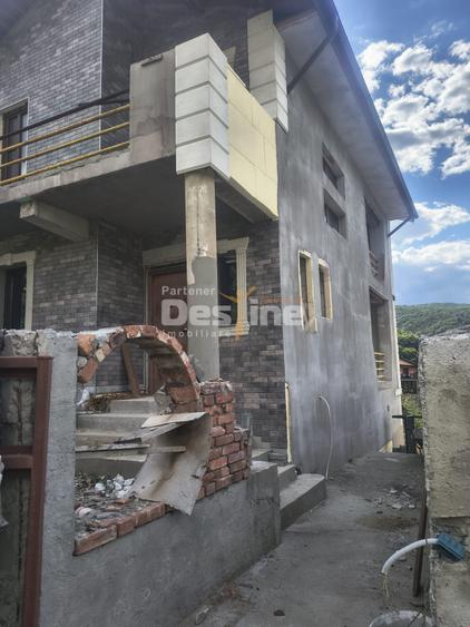 Casă individuală cu 5 camere cu Canalizare în Hunedoara