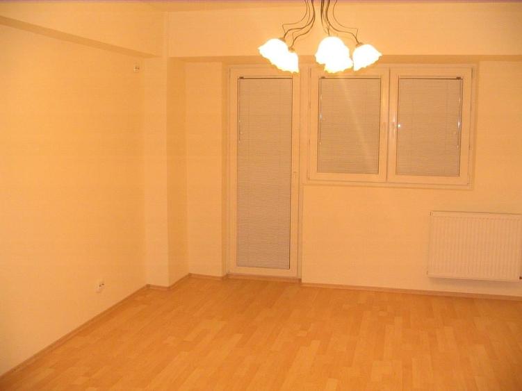 Apartament cu 3 camere decomandat în Titulescu