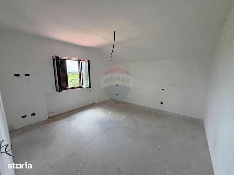 Casă cu 5 camere cu Teren 3960 Mp în Milcovul