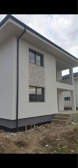 Casă cu 4 camere în Câmpenești
