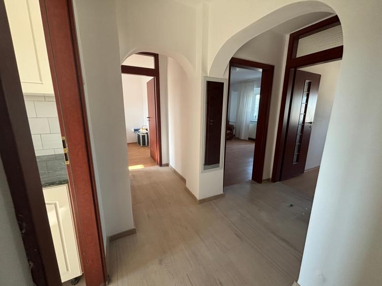 Apartament cu 3 camere decomandat în Văcăresti