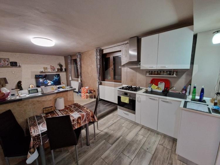 Casă individuală cu 8 camere cu Canalizare în Central