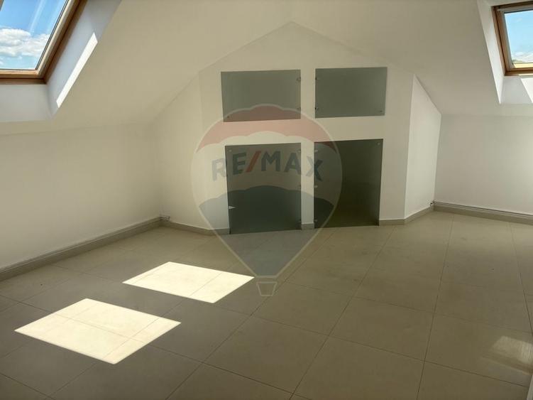 Birou, de 225 mp, în Central