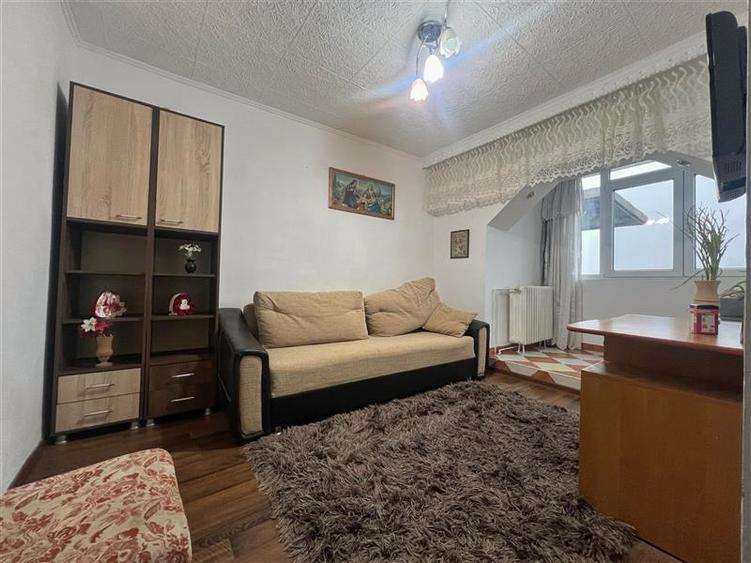 Apartament cu 3 camere decomandat, mobilat în Nicolina
