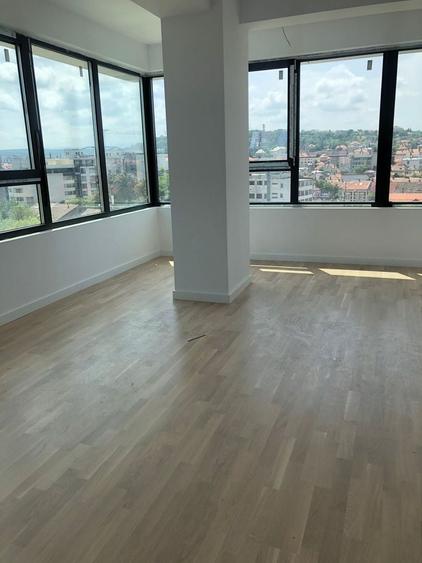 Apartament cu 4 camere semidecomandat în Central