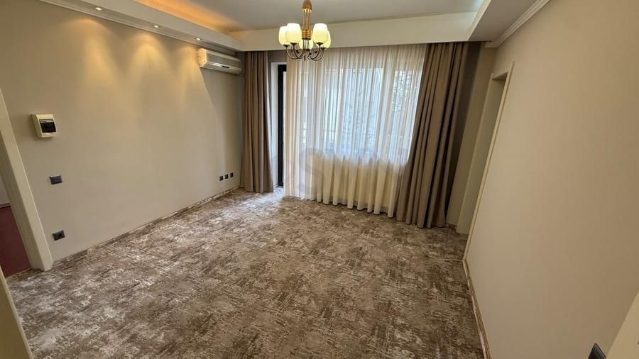 Apartament cu 4 camere decomandat în Herăstrău