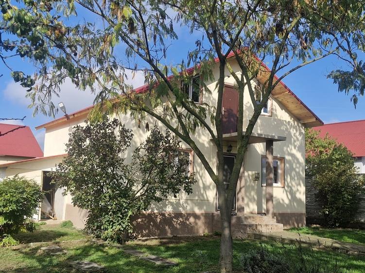 Casă cu 4 camere cu Teren 1000 Mp în Central