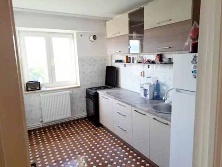 Apartament cu 3 camere decomandat în Casa de Cultură