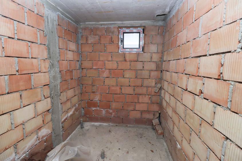 Casă individuală cu 9 camere cu Canalizare în Piatra Arsă