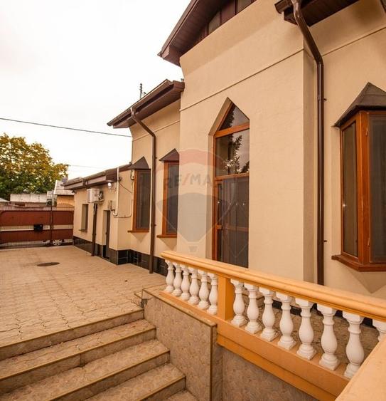 Casă individuală cu 6 camere cu Piscina în Central