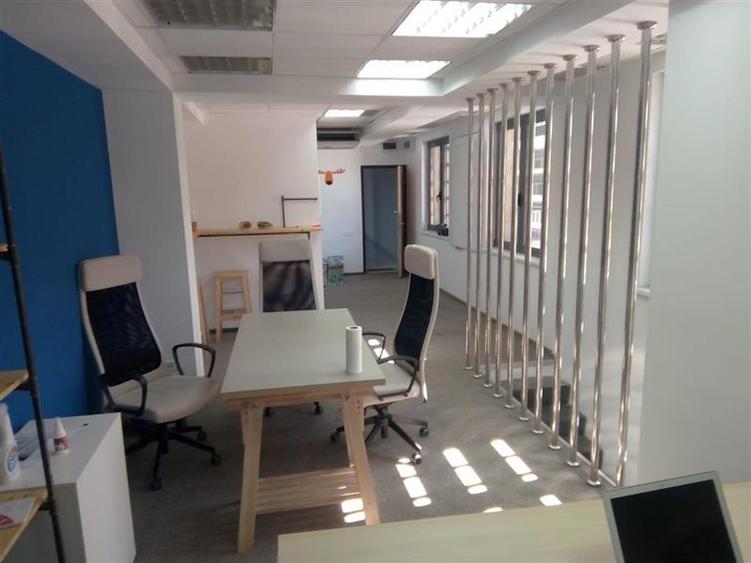 Birou, de 1,932 mp, în Romană